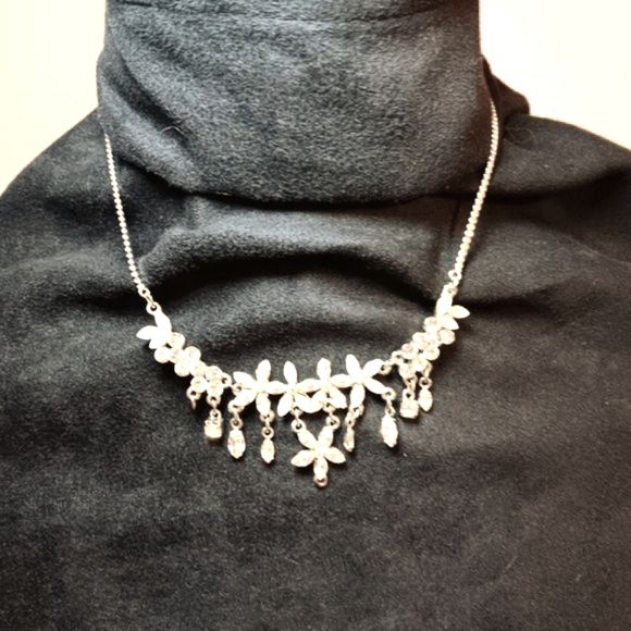 Costume Jewelry 18" Necklace White Clear Floral - Picture 11 of 11